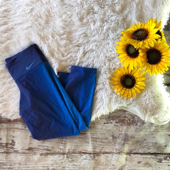 Nike Crop Capri Yogas - Picture 2 of 5